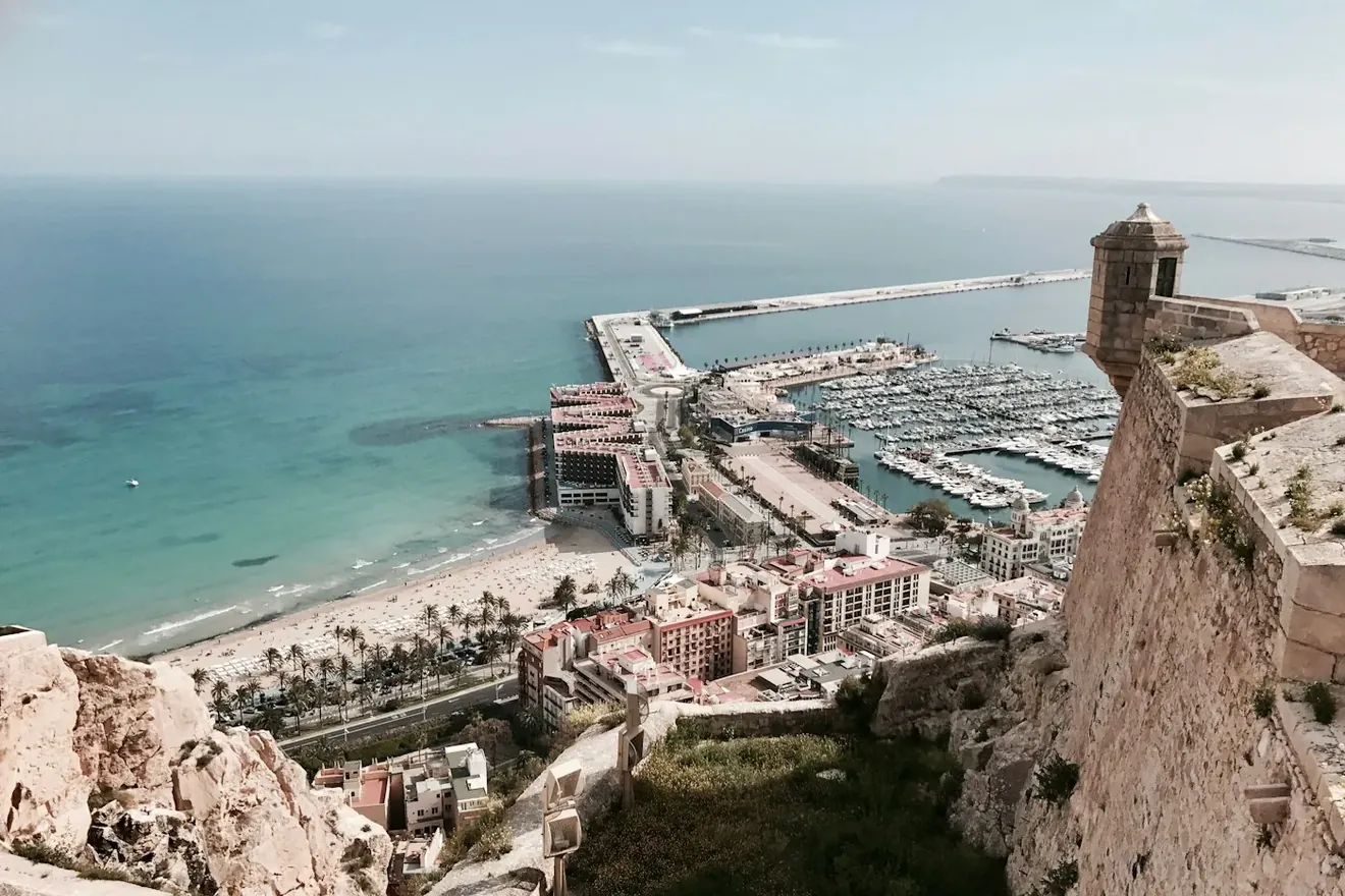 Vista del puerto de Alicante desde el castillo de Santa Bárbara