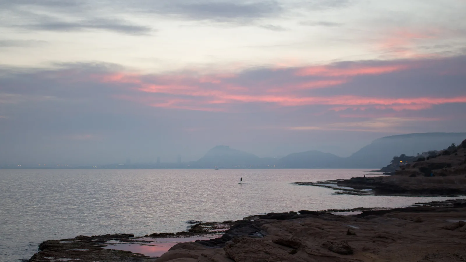 La costa rocosa del Cabo de las Huertas al atardecer