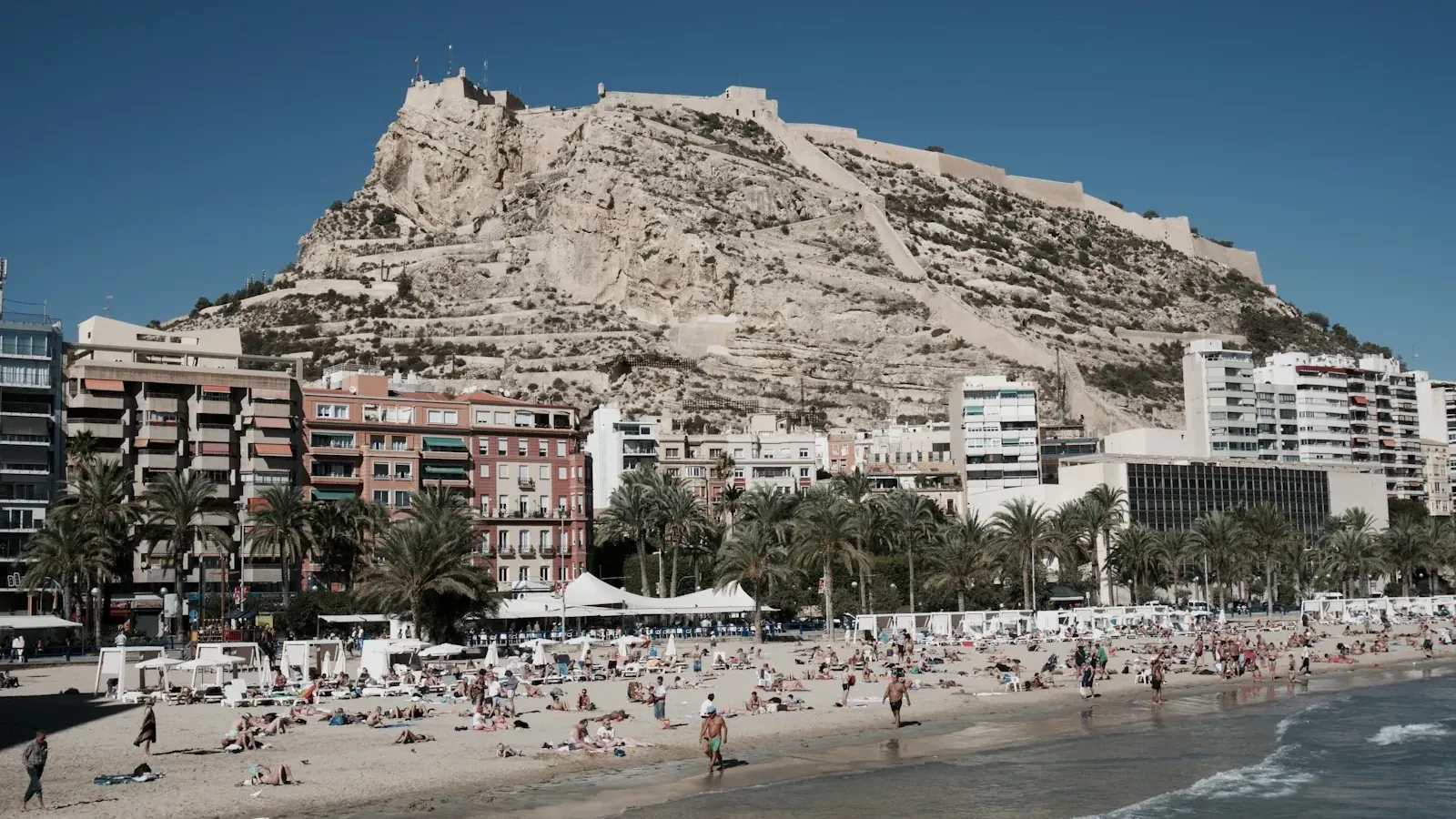El monte Benacantil con el castillo sobre la playa del Postiguet