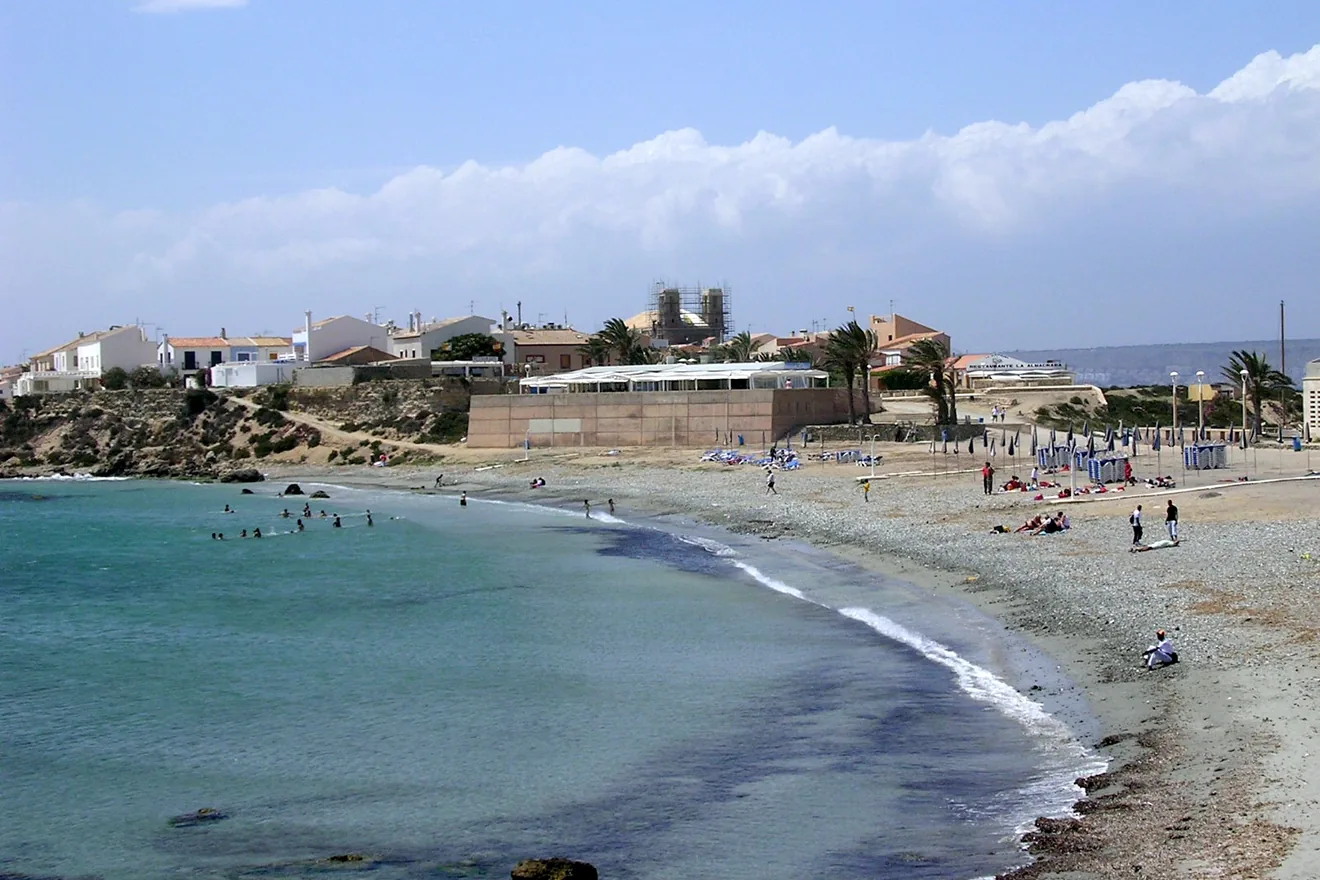 La playa de la isla de Tabarca, con el pueblo amurallado al fondo